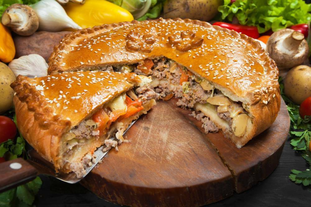 Пирог с мясом, луком и болгарским перцем
